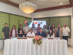 一名女子行走正在英国伦敦千禧桥